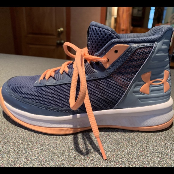 Kids under armour basketball shoe - Picture 2 of 4